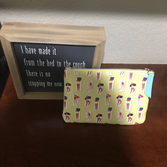 FREE Makeup bag - Picture 2 of 3